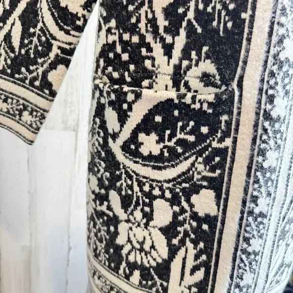 NWTs Elegant Black and White Floral Cardigan Size Medium - Picture 6 of 9